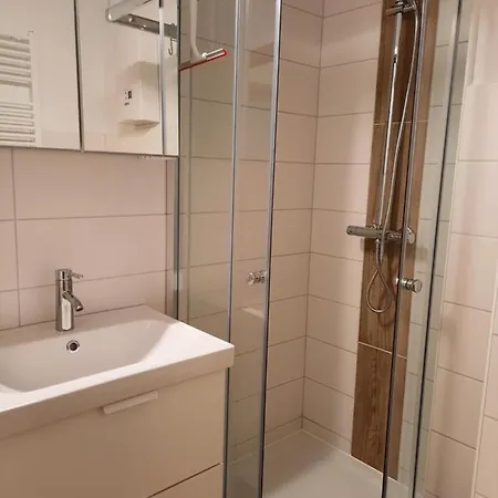 Schneeweisschen An Der Therme *